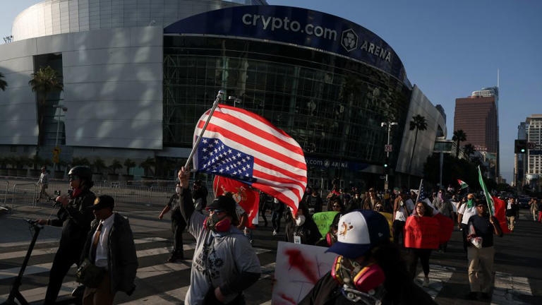 Những người biểu tình tuần hành ở trung tâm thành phố Los Angeles ngày 10/6. Ảnh: Reuters