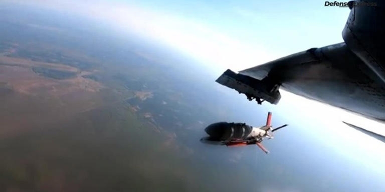 Chiến đấu cơ Su-24 của Ukraine thử nghiệm thả bom lượn. Ảnh cắt từ video: Defense Express