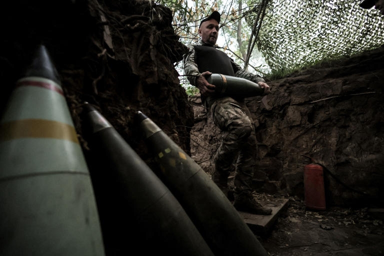 Binh sỹ Ukraine chuẩn bị bắn lựu pháo M109 vào cứ điểm Nga. Ảnh: Reuters