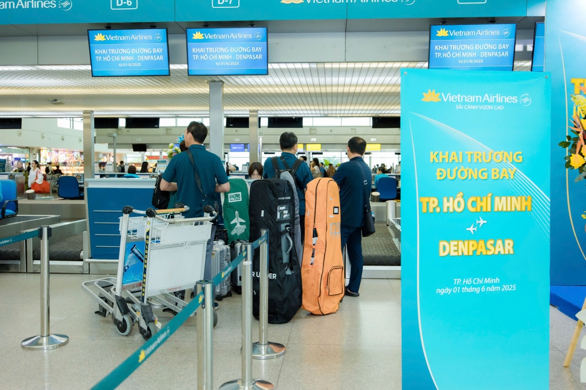 Những hành khách đầu tiên xông đất chuyến bay khai trương TP.HCM - Denpasar của Vietnam Airlines