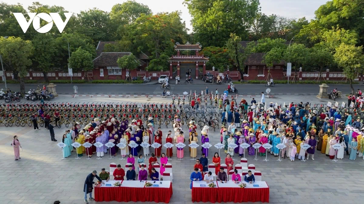  The event is part of Hue Community Ao Dai Week 2025, featuring diverse activities for participants to enjoy.