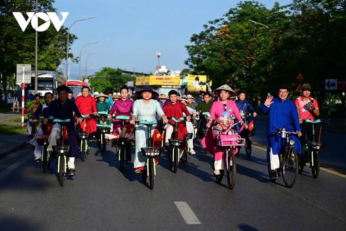 About 300 participants, including leaders from the provincial Departments of Tourism and Culture and Sports, along with associations, unions, and local tourism businesses, cycle past Hue’s historic landmarks and tourist attractions.