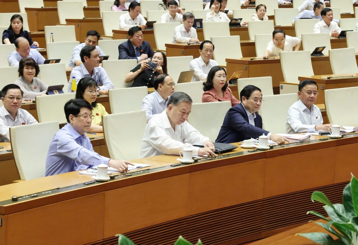 Lãnh đạo Đảng, Nhà nước và các đại biểu Quốc hội dự phiên làm việc tại hội trường, bấm nút thông qua một số dự án luật sáng 16/6