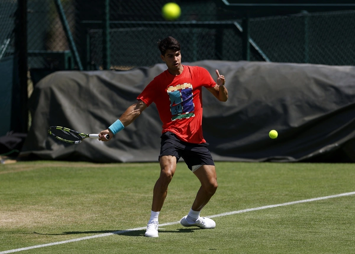 Alcaraz luyện tập trước thềm Wimbledon 2025. (Ảnh: Reuters).