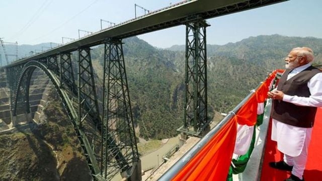 Thủ tướng Narendra Modi khánh thành cầu Chenab, cây cầu đường sắt cao nhất thế giới bắc qua sông Chenab (Ảnh: PTI)