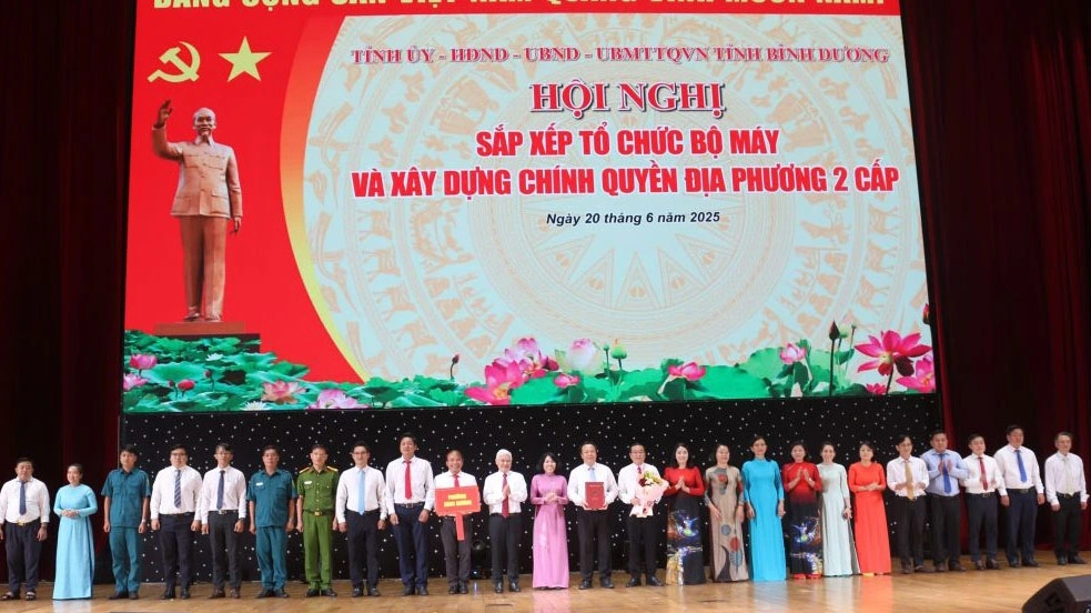 Lãnh đạo tỉnh đã trao hoa chúc mừng, trao Quyết định thành lập bộ khung nhân sự lãnh đạo phường Bình Dương