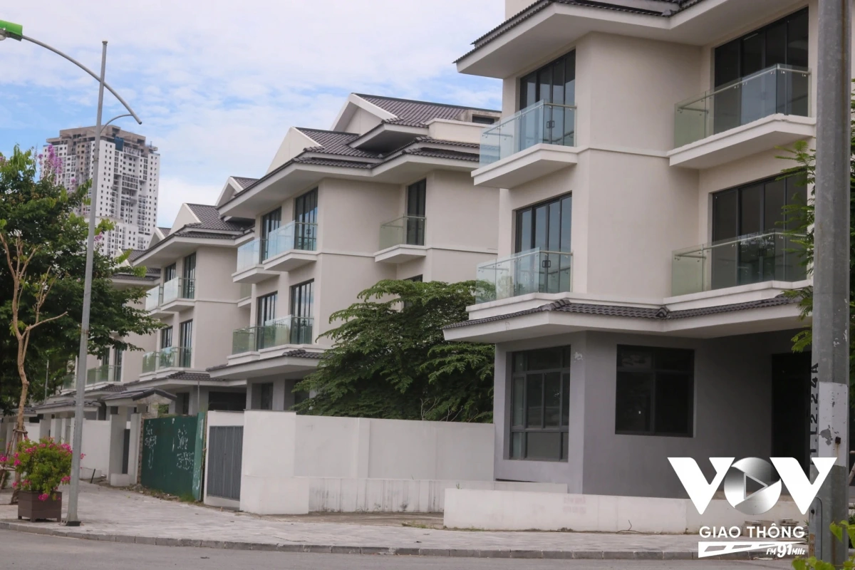 Khu biệt thự liền kề Dương Nội (quận Hà Đông, Hà Nội) dù đã hoàn thiện hạ tầng, cảnh quan, nhưng lượng cư dân chuyển về ở rất ít, khiến nhiều căn biệt thự bị bỏ trống lãng phí.