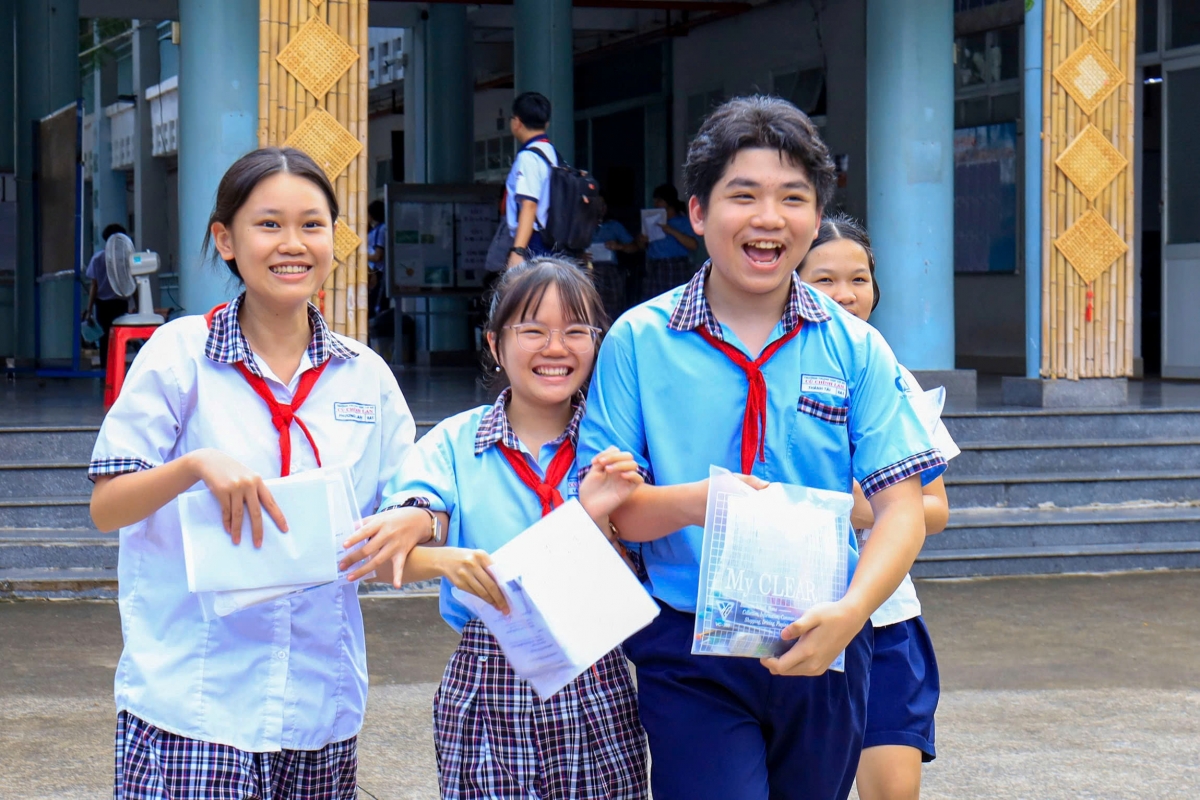 Thí sinh sau giờ làm bài thi sáng nay