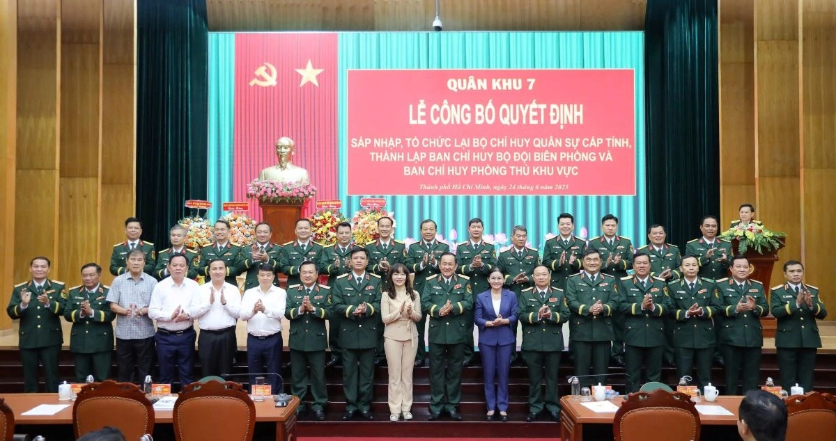 Thủ trưởng Bộ Tư lệnh Quân khu và lãnh đạo các địa phương dự buổi lễ