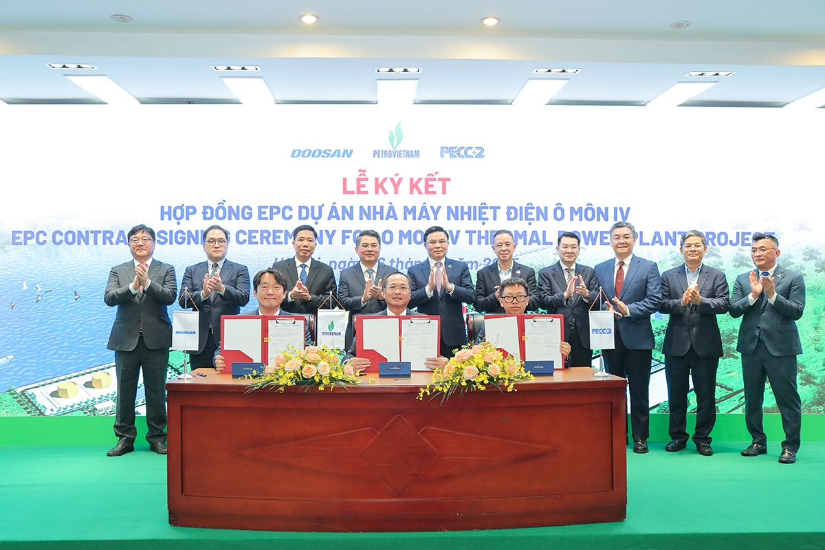 Đại diện Ban QLDA Chuyên ngành điện và Liên danh Tổng thầu Doosan và PECC2 ký kết hợp đồng EPC