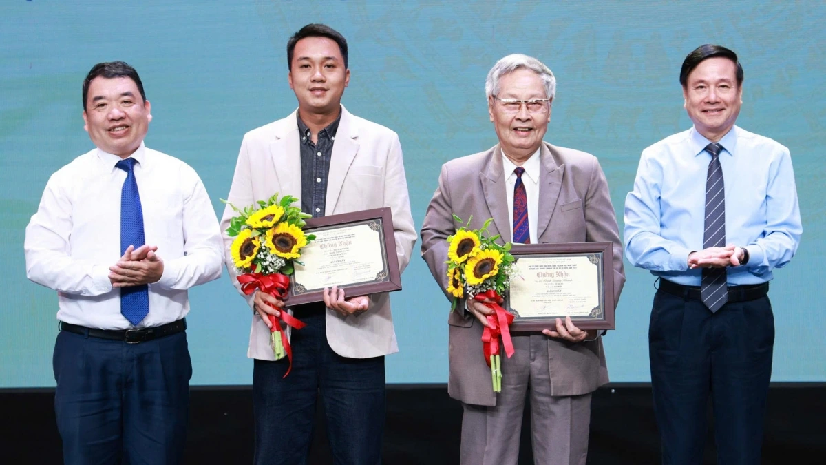 Các tác giả đoạt Giải Nhất Cuộc vận động sáng tác văn học nghệ thuật với chủ đề “Nghề báo – Người làm báo Thủ đô và cả nước 2025” (nguồn: Tạp chí Người Hà Nội)