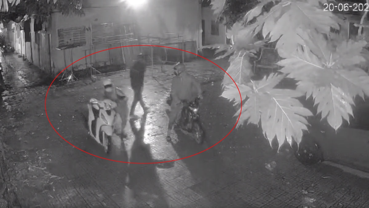 Camera ghi lại cảnh nhóm đối tượng đột nhập trộm xe máy của sinh viên