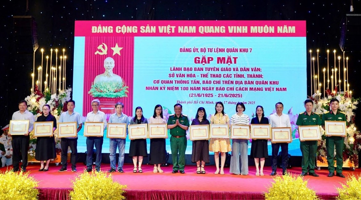 Trao Bằng khen cho các cá nhân có thành tích xuất sắc trong phối hợp tuyên truyền hoạt động của LLVT Quân khu 7