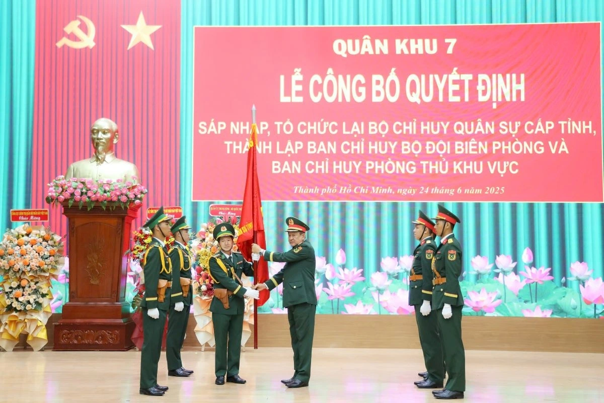 Thượng tướng Võ Minh Lương, Thứ trưởng Bộ Quốc phòng trao Quân kỳ Quyết thắng cho các Ban Chỉ huy Bộ đội Biên phòng