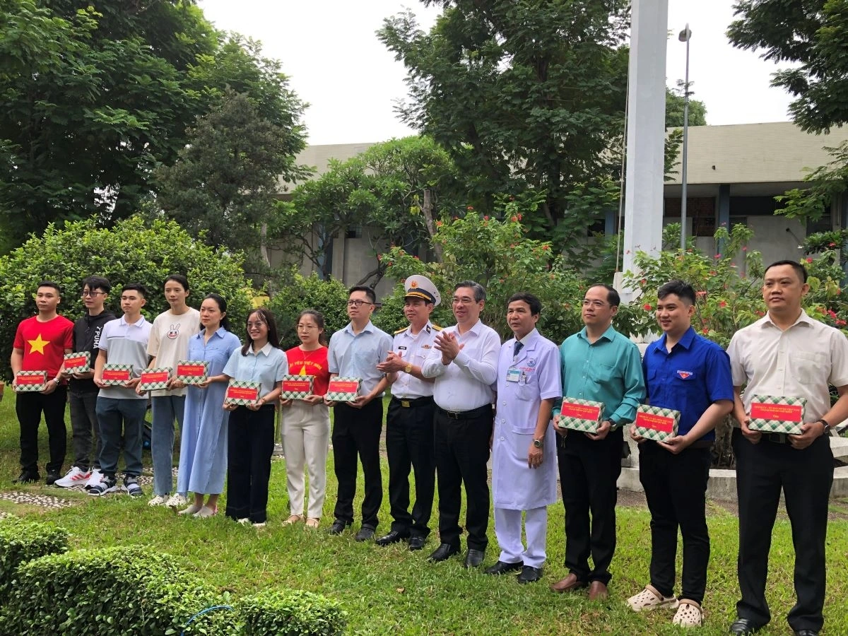 Tặng quà cho các bác sĩ tham gia đoàn công tác