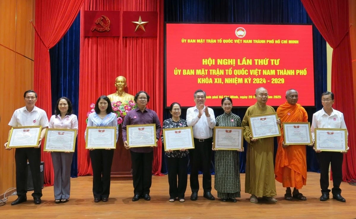 Ông Nguyễn Phước Lộc trao Bằng khen của Ban Thường trực Ủy ban MTTQ TPHCM cho các Ủy viên Ủy ban MTTTQ TP.HCM thực hiện tốt việc học tập và làm theo tư tưởng, đạo đức, phong cách Hồ Chí Minh giai đoạn 2016 - 2025