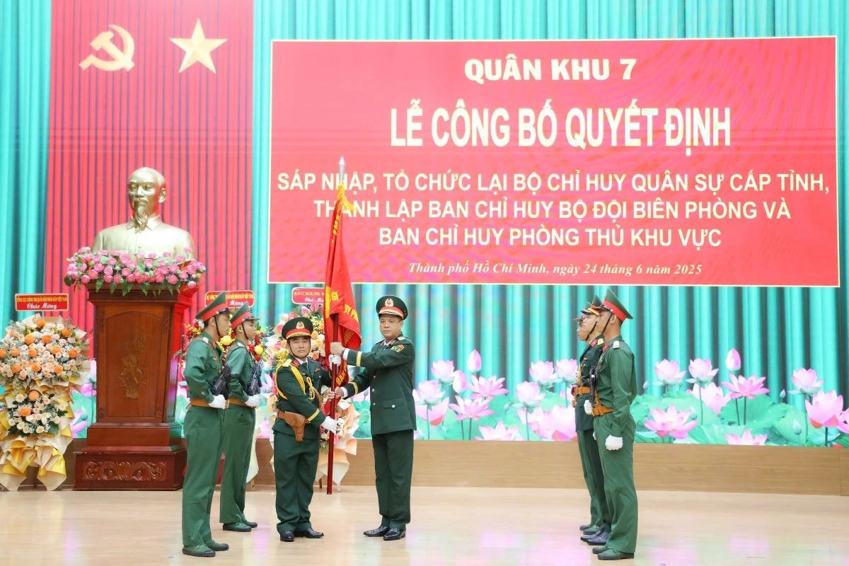 Trung tướng Nguyễn Trường Thắng, Tư lệnh Quân khu 7 trao Quân kỳ Quyết thắng cho Ban Chỉ huy Phòng thủ khu vực các tỉnh