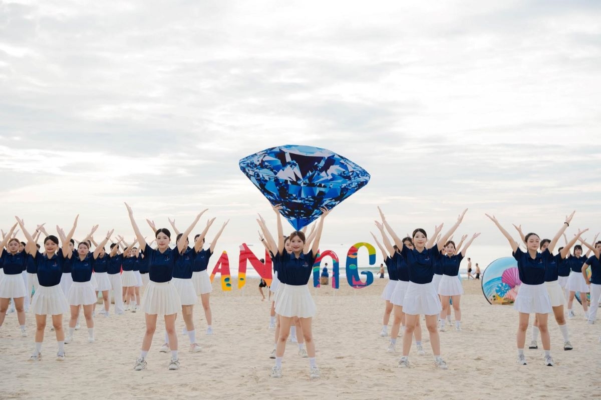 Màn trình diễn flashmob với năng lượng trẻ trung đã thu hút sự chú ý của đông đảo người dân và khách du lịch