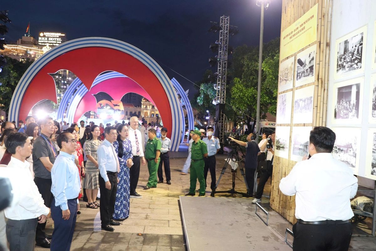 Các đại biểu tham quan triển lãm ảnh về quá trình hình thành, xây dựng và phát triển của Sài Gòn-Chợ Lớn-Gia Định-Thành phố Hồ Chí Minh; nghe giới thiệu về các sản phẩm nông thôn mới ở Thành phố