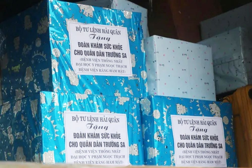Các mặt hàng thiết yếu được đóng gói để mang ra Trường Sa
