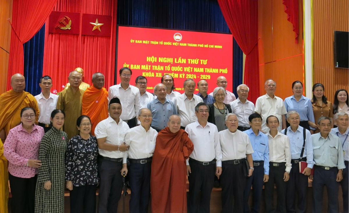 Các đại biểu chụp ảnh lưu niệm