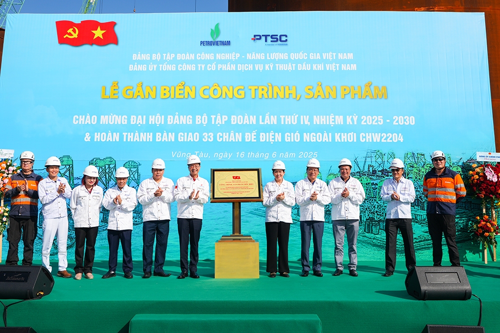 Lãnh đạo Đảng uỷ Chính phủ, lãnh đạo Petrovietnam; đại diện chủ đầu tư Orsted (Đan Mạch) và đại diện lãnh đạo PTSC thực hiện ghi thức gắn biển công trình