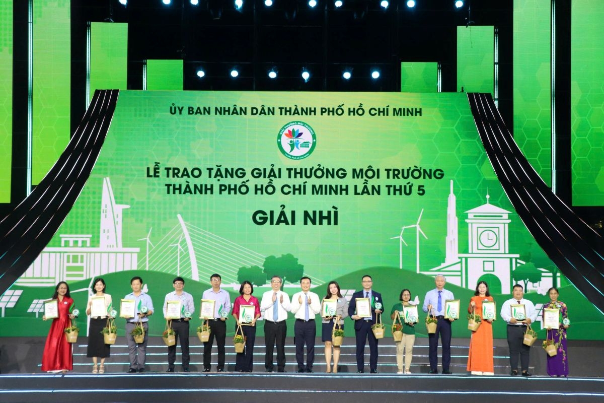 Trao giải nhì cho các cá nhân, tập thể
