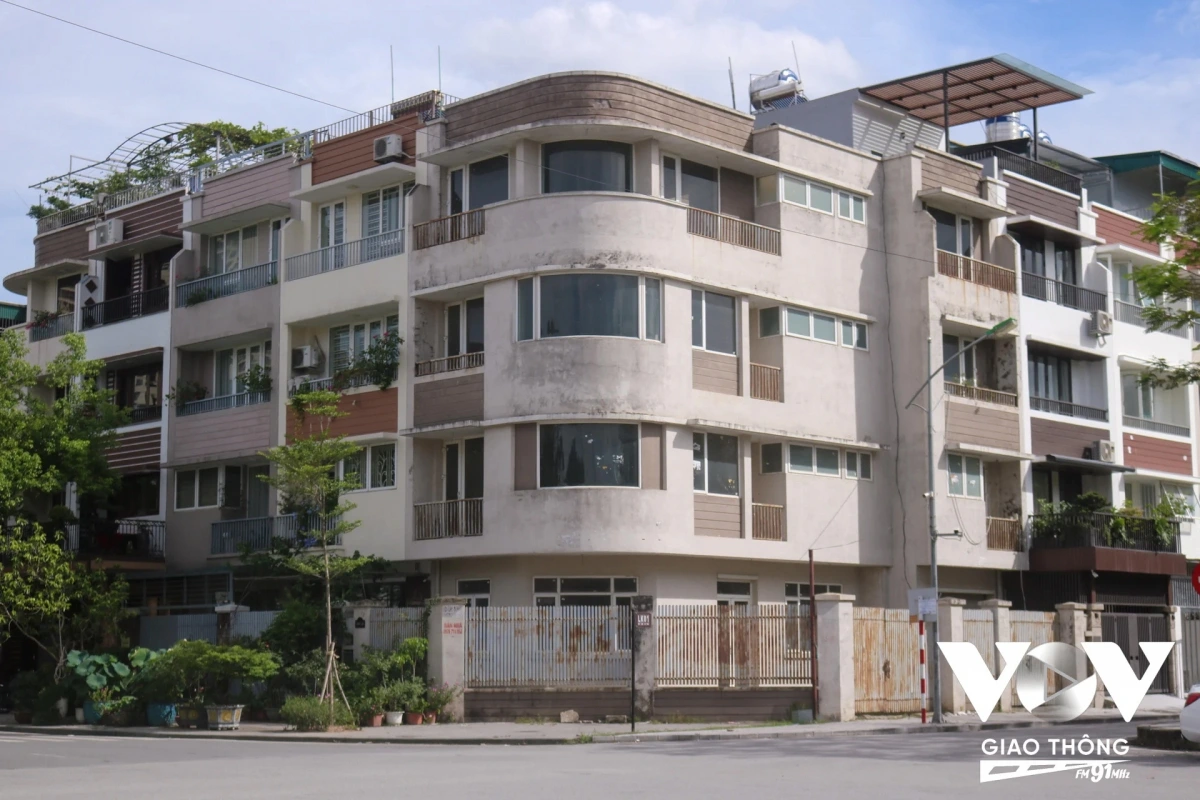 Một loạt biệt thự liền kề khác thuộc Khu đô thị Dương Nội (quận Hà Đông), khu An Hưng, có dấu hiệu xuống cấp trầm trọng, nhiều căn trở thành “bãi rác công cộng”, cỏ mọc um tùm