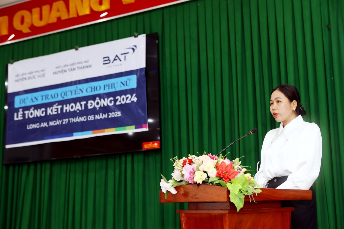 Chị Võ Thị Ngọc Em, một hộ vay vốn tại xã Mỹ Quý Đông, huyện Đức Huệ chia sẻ về hành trình vượt khó cùng với nguồn vốn vay từ chương trình