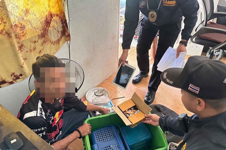 Cảnh sát kiểm tra một lao động nước ngoài ở tiệm sửa điện thoại ở Surat Thani. Nguồn: Cảnh sát Thái Lan.