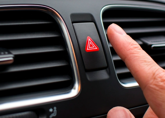 Đèn cảnh báo nguy hiểm (hazard) thường được tài xế Việt sử dụng để làm đèn xin ưu tiên đi thẳng
