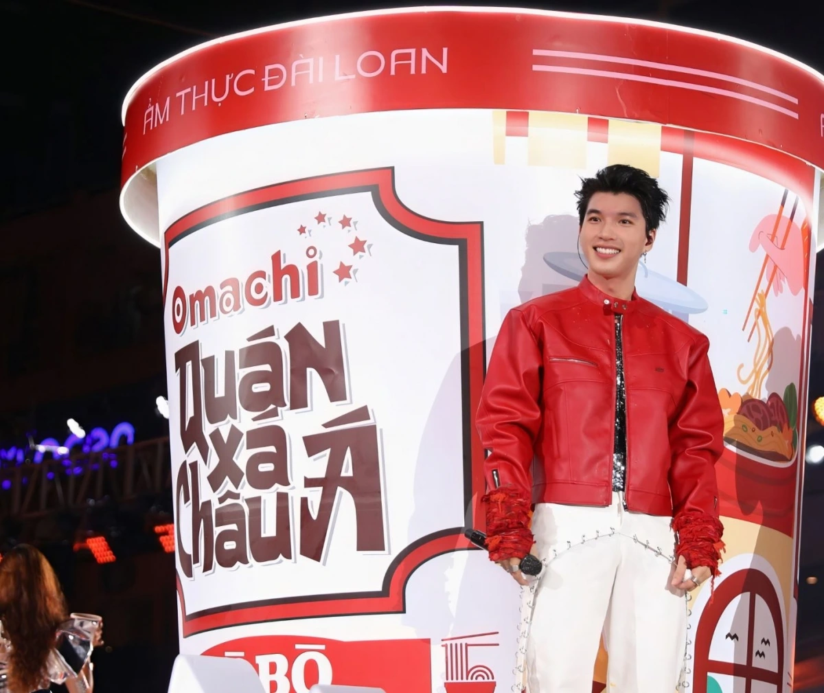 Đại sứ thương hiệu của Omachi - HIEUTHUHAI cùng Omachi khuấy đảo đại lộ Lê Lợi đêm 31/5 trong sự kiện ra mắt sản phẩm mới