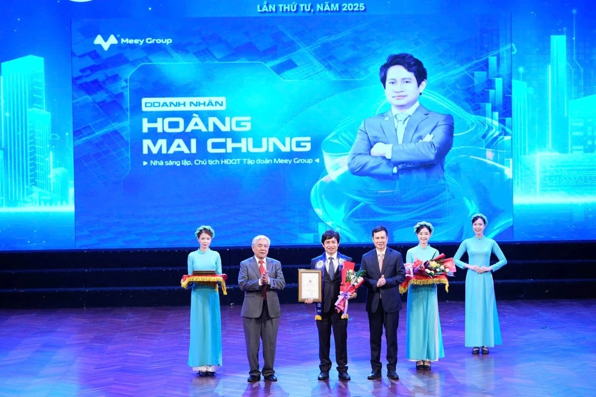 Ông Hoàng Mai Chung - Chủ tịch HĐQT tập đoàn Meey Group nhận giải thưởng Nhà lãnh đạo/doanh nhân tiên phong đổi mới, sáng tạo và chuyển đổi số trong kỷ nguyên vươn mình của đất nước