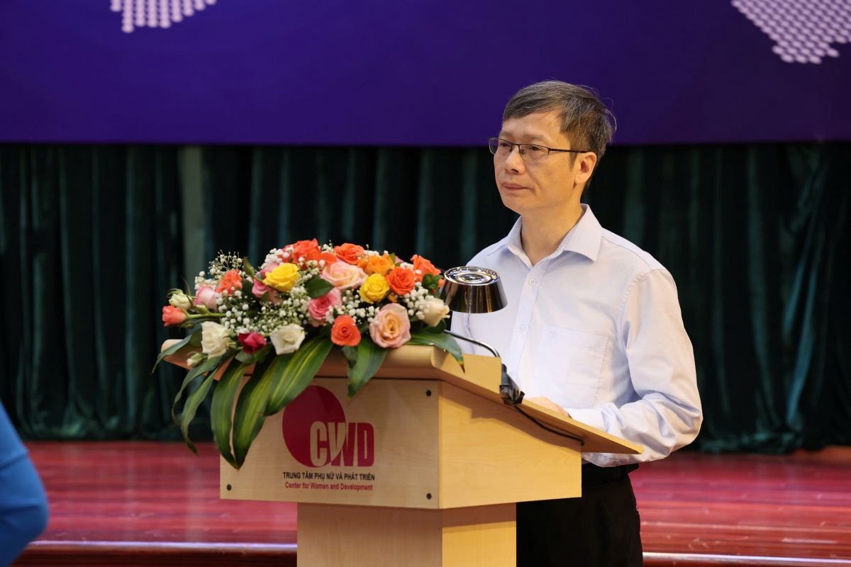 Nhà báo Phí Quốc Thuyên - Phó Tổng Biên tập phụ trách báo Phụ nữ Việt Nam phát biểu tại Hội thảo