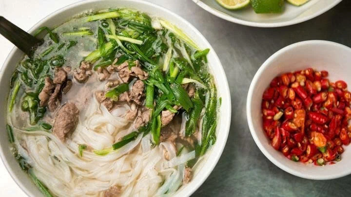 Bát phở thường chứa lượng tinh bột lớn, vì vậy giấm giúp hạn chế đầy bụng, khó tiêu. (Ảnh: Pbs.org)