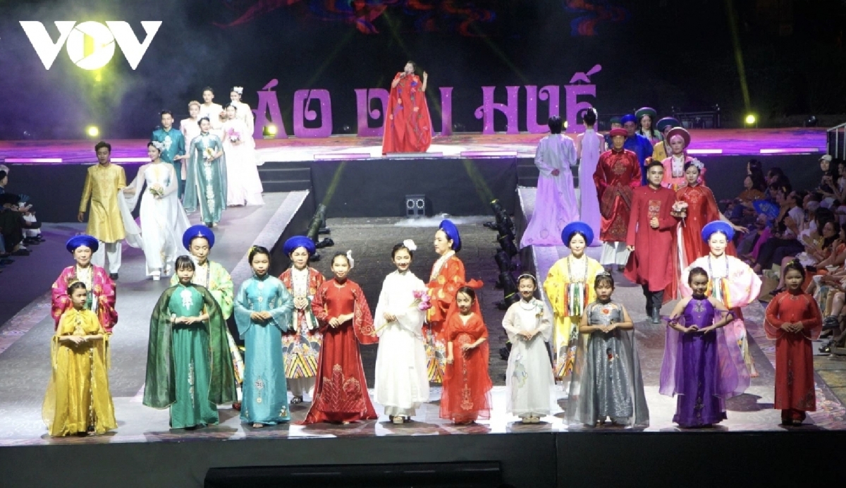 The show takes the audience on a journey through the history of the Vietnamese Ao Dai across different eras.