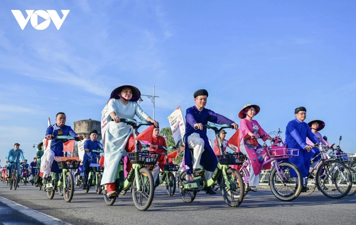 The Cycling for the Environment event honors traditional culture while promoting the “Hue - the capital of Ao Dai” brand.