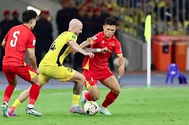 João Figueiredo (yellow) and teammates pull off a commanding performance to win at home.