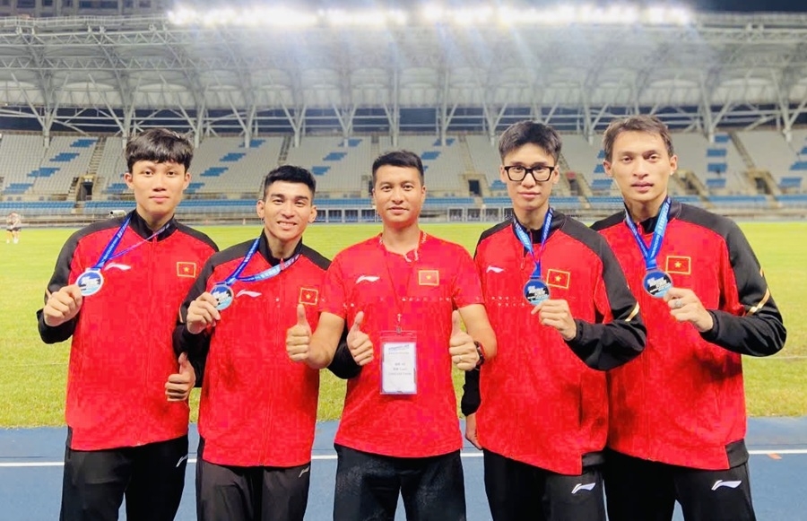 Four Vietnamese athletes win a silver medal in the men’s 4x400m relay. (Photo: sggp.org.vn)