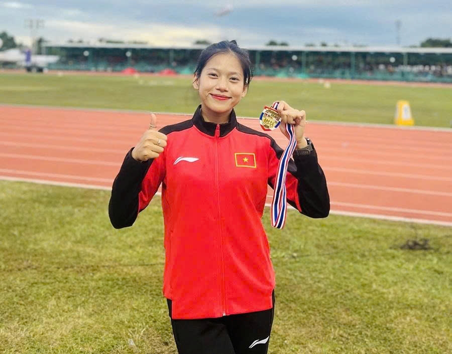 Ngoc Anh wins a gold medal in the women’s 3,000m steeplechase. (Photo: SGGP)
