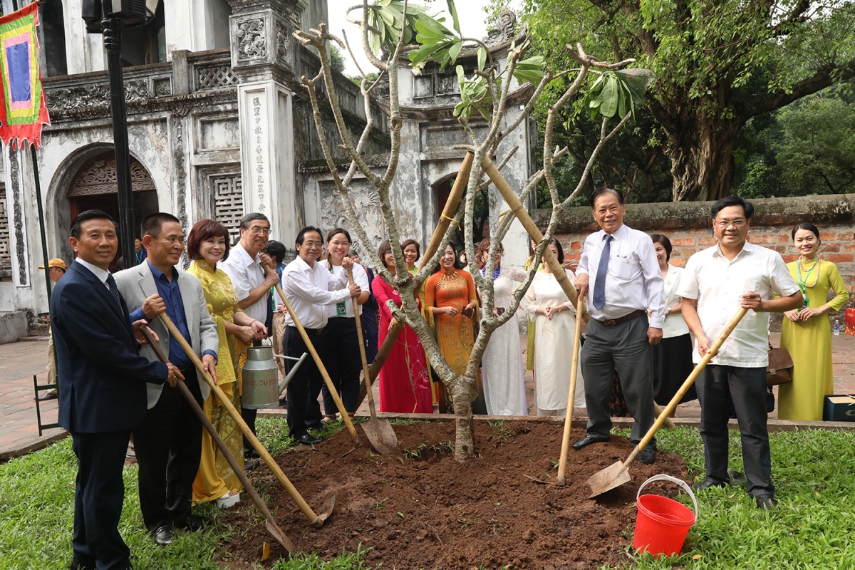 Các đại biểu trồng cây tại Văn Miếu - Quốc Tử Giám