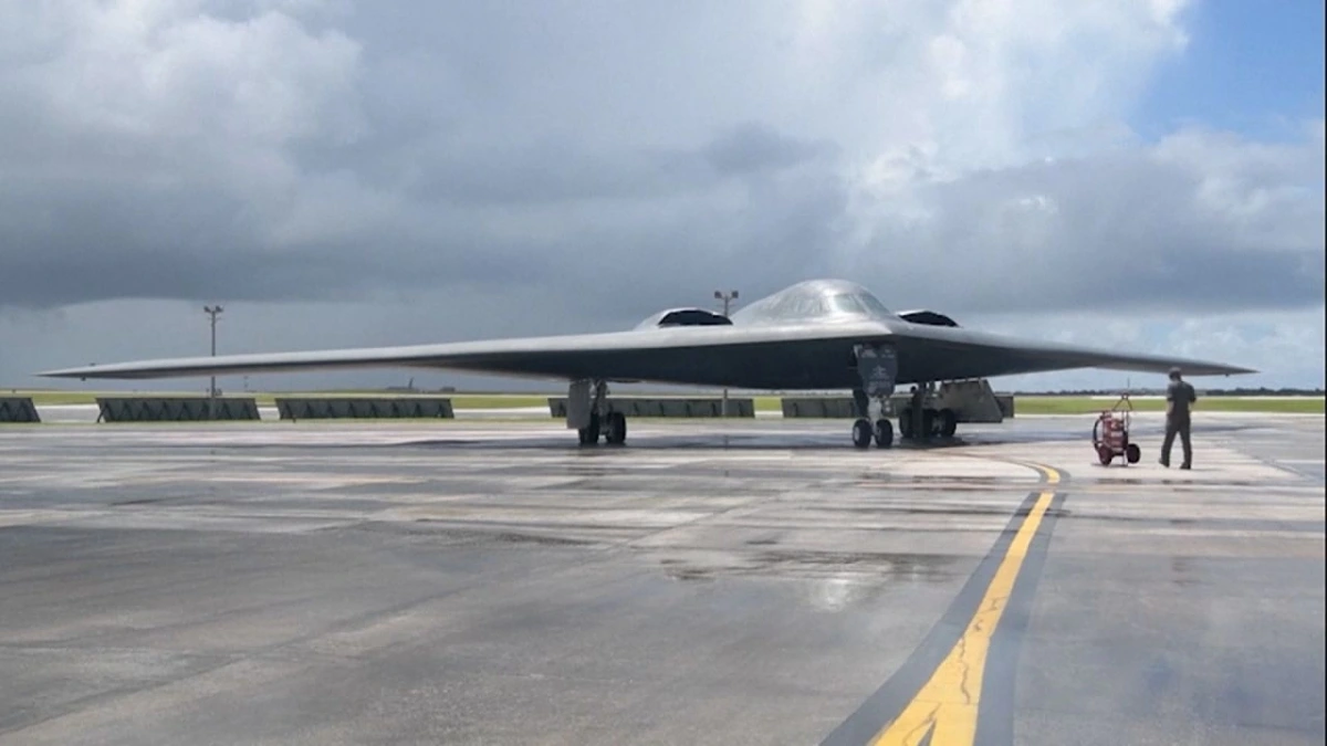 Một máy bay ném bom B-2 Spirit lăn bánh trên đường băng tại căn cứ không quân Andersen ở Guam sau khi được điều động từ căn cứ Whiteman, bang Missouri. Ảnh: DVIDS/Reuters