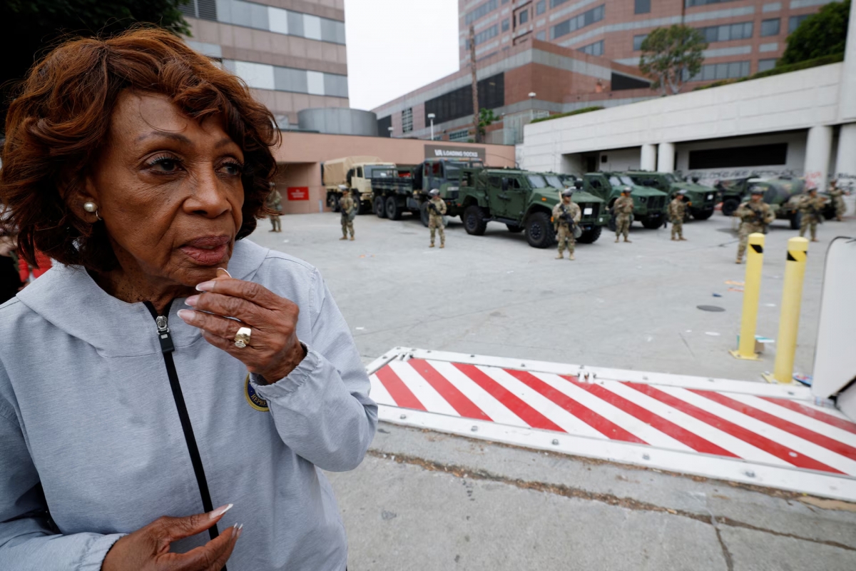 Phản ứng của Nghị sĩ Maxine Waters thuộc đảng Dân chủ bang California khi các thành viên của Lực lượng Vệ binh Quốc gia California đứng bên ngoài tòa nhà liên bang Edward R. Roybal, sau khi họ được Tổng thống Donald Trump điều động nhằm đối phó với các cuộc biểu tình phản đối các cuộc truy quét nhập cư tại Los Angeles, California ngày 8/6.