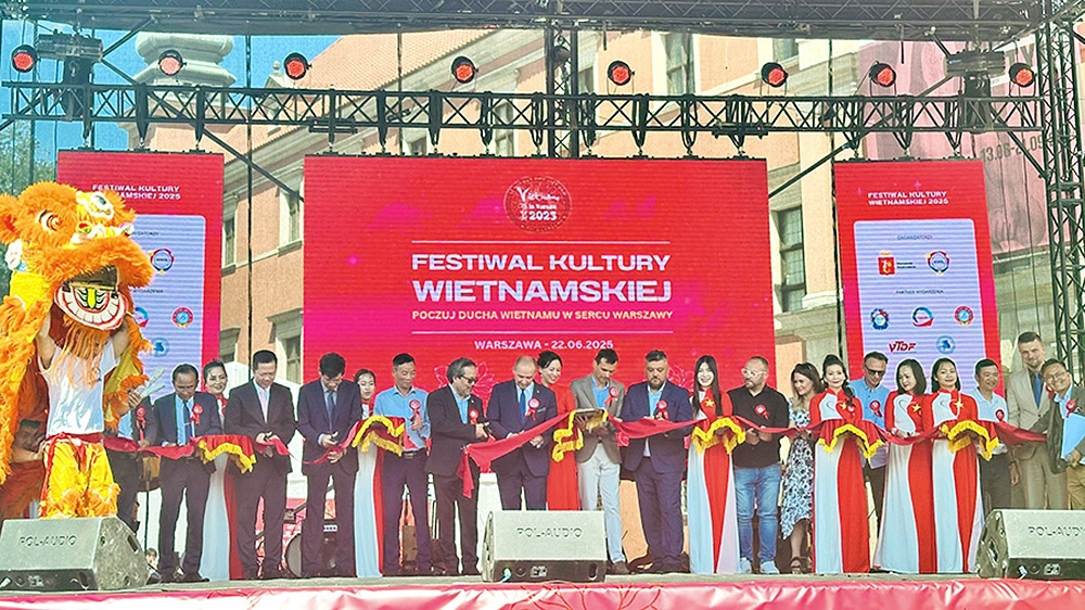 Cắt băng khai mạc Lễ hội Văn hóa, Du lịch Việt Nam tại Warsaw, Ba Lan.