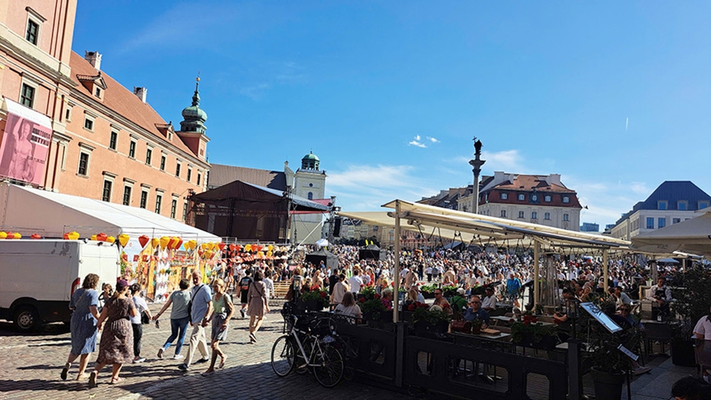 Lễ hội được tổ chức trong không gian mở của trung tâm thành cổ Warsaw.