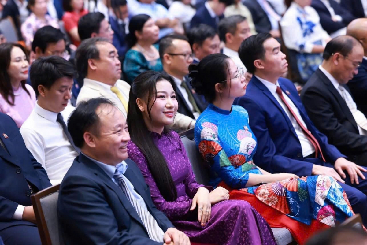 TS. Nguyễn Bảo Uyên, Chủ tịch CLB Kế cận Hiệp hội Bệnh viện tư nhân Việt Nam, Phó Chủ tịch HĐQT, Giám đốc điều hành Hệ thống Y tế Hợp Lực, tham gia buổi Tọa đàm do Thủ tướng Chính phủ Phạm Minh Chính chủ trì với doanh nghiệp, hiệp hội doanh nghiệp về Nghị quyết 68 ngày 31/5.