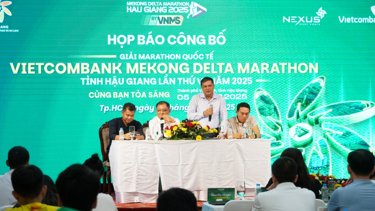 Ban Tổ chức trả lời câu hỏi của truyền thông tại họp báo giới thiệu, chiều 11/6.