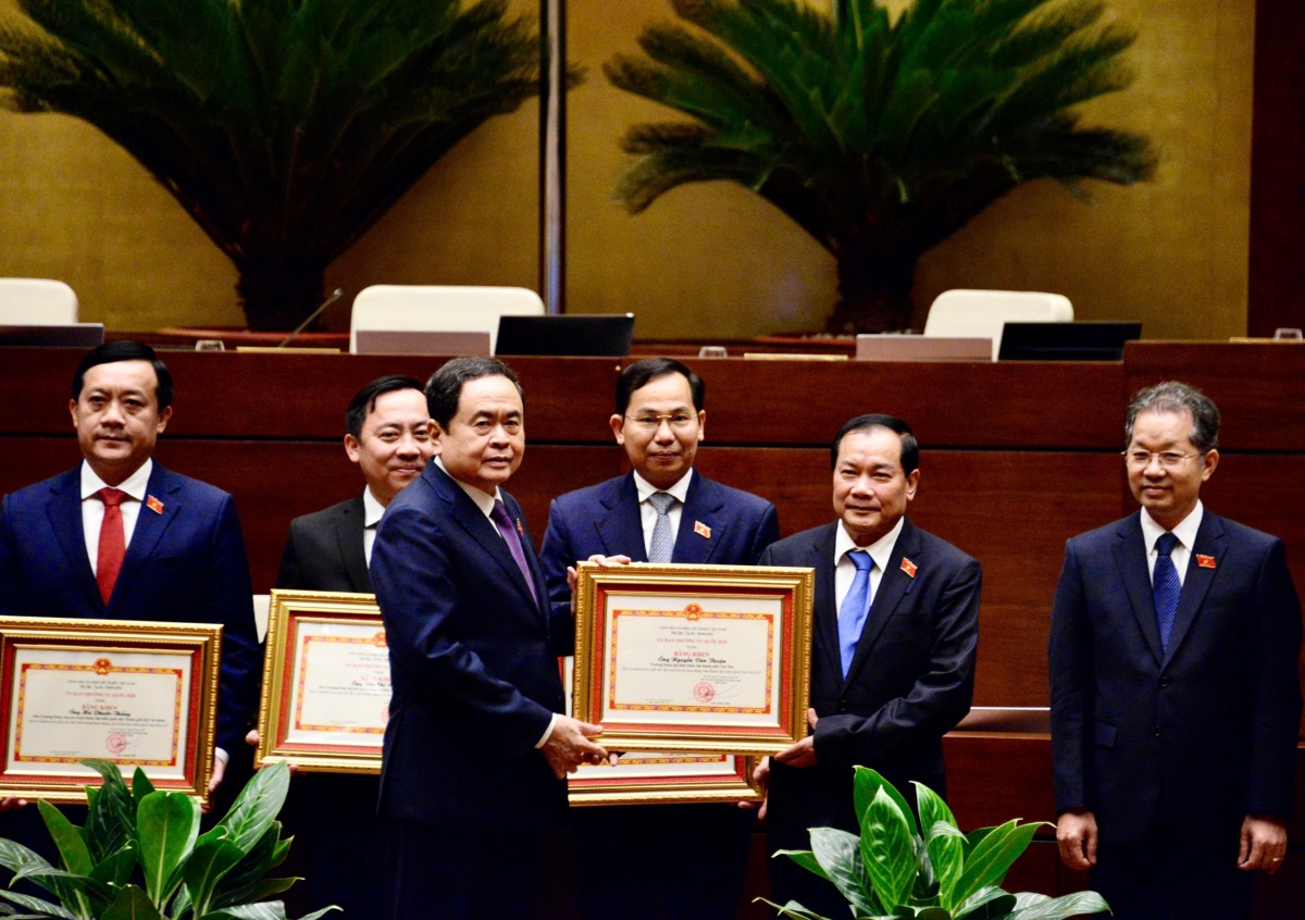 Chủ tịch Quốc hội Trần Thanh Mẫn trao tặng bằng khen.