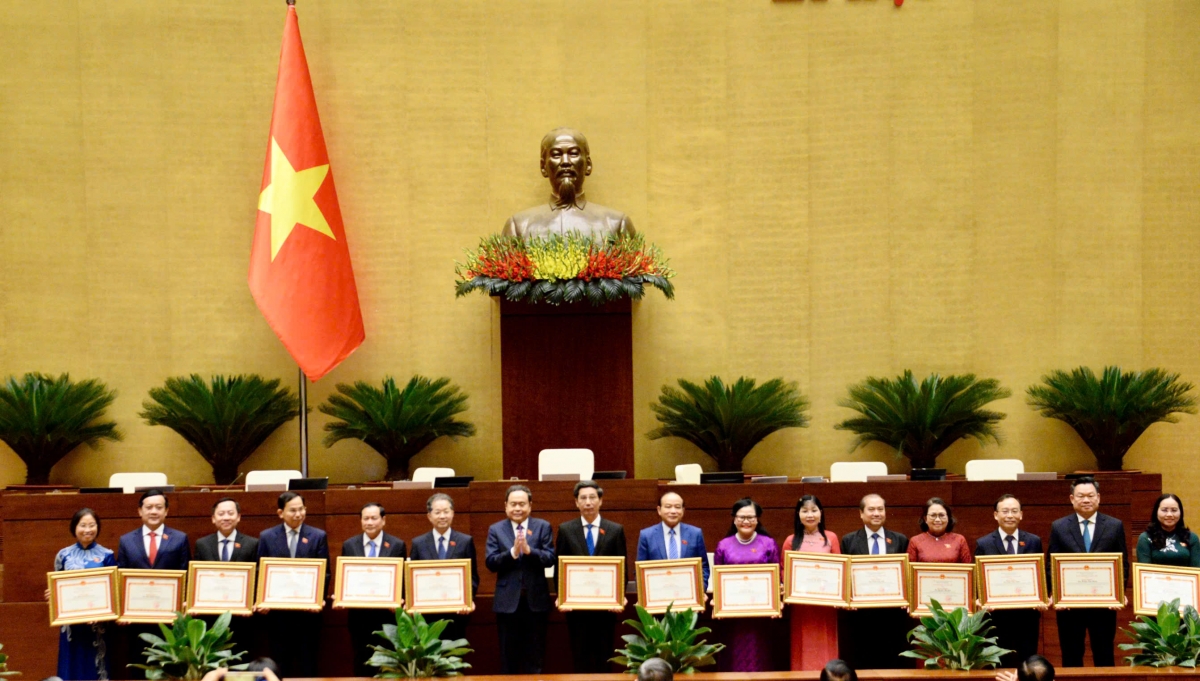 Chủ tịch Quốc hội Trần Thanh Mẫn trao tặng bằng khen.