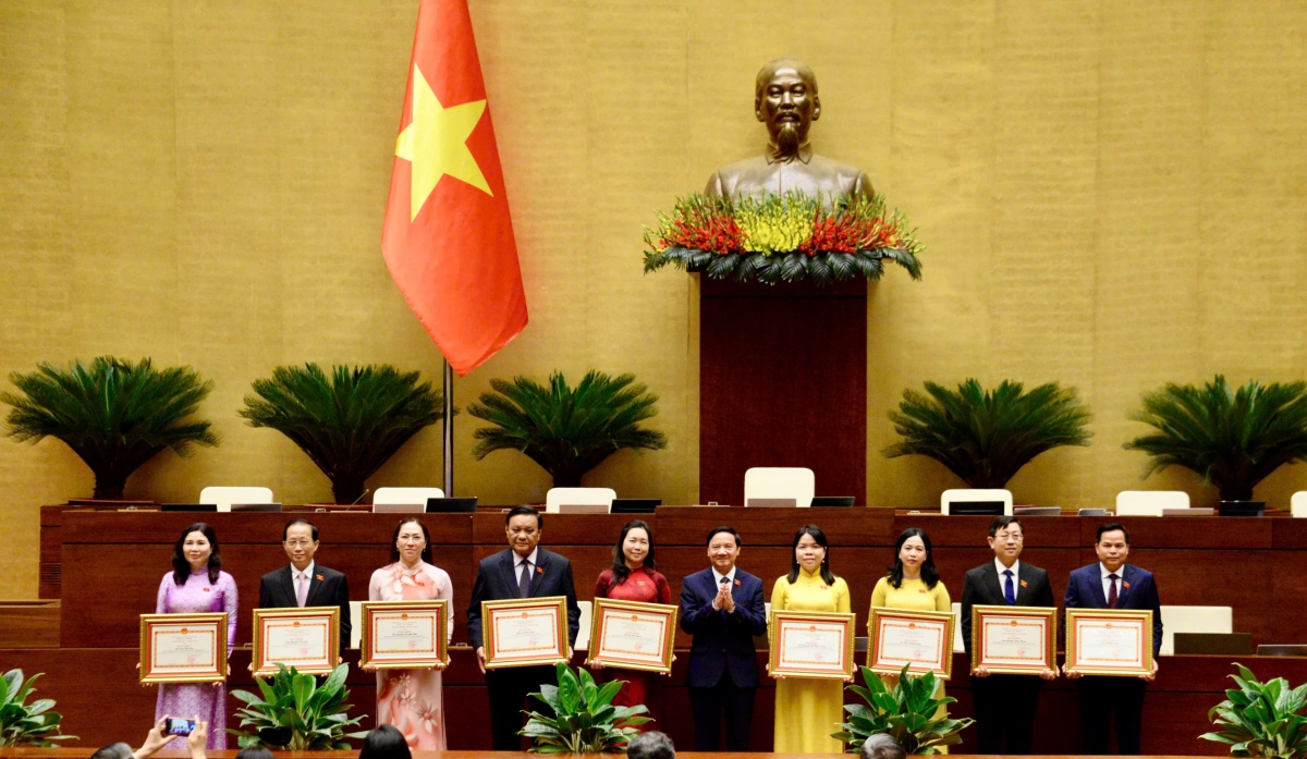  Phó Chủ tịch Quốc hội Nguyễn Khắc Định trao tặng bằng khen.